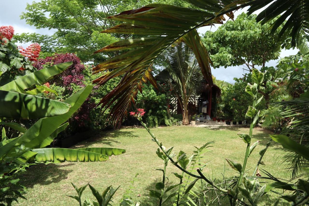 The Hidden Lodge Luganville Bagian luar foto